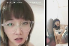 视讯 小渡娘  一对一视频被出卖，无毛白虎穴性欲旺盛，自摸阴蒂逼水超级 